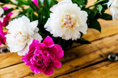 ahşap zemin üzerinde güzel peonies 