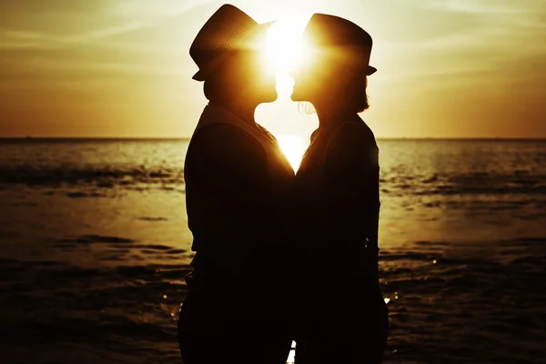 Couple Amoureux Embrasse Coucher Soleil — Photo