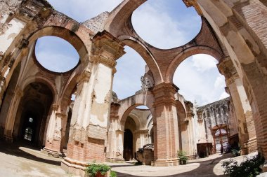 Koloni tapınağının kalıntıları. Kilisenin kubbelerinin var olduğu gökyüzünü görebilirsiniz. Antigua, Guatemala.