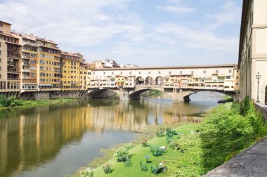 Floransa, İtalya 'da halk arasında Kasap Köprüsü olarak adlandırılan en ünlü köprülerden biri vardır. Bu köprü turistik açıdan çok ilgi çekicidir. Fotoğrafta çeşitli binalar, diğer yan masalar ve bahçe sandalyeleri de görülebilir.