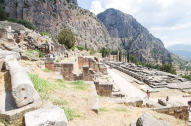 Delphi Yunanistan 'da bir duvarın kalıntılarını ve arka plandaki dağları görebilirsiniz.