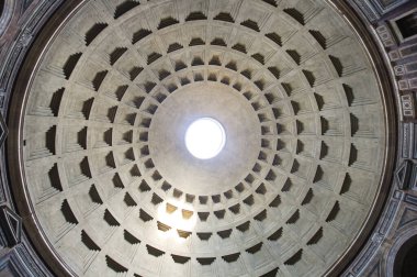 Panteon 'un kubbesi 2000 yıl öncesine ait bir mimari mucizedir, hem boyutları yüzünden hem de hiç destek sütunu olmadığı için..