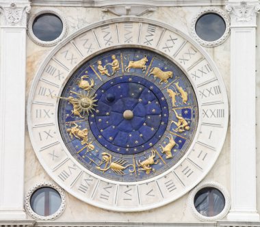 Venedik 'teki bir binada astronomik bir saat. Zodyak' ın işaretlerini görebileceğiniz bir yerde. Ve saati güneşin şekliyle ve günde 24 saat gösteren bir el.