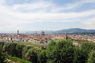 İtalya 'da Floransa' nın panoramik manzarasında ön planda bir bahçe, arka planda şehir ve dağlar görebilirsiniz..