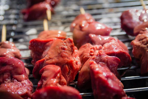 Diferentes tipos de carne são cozidos na grelha — Fotografia de Stock