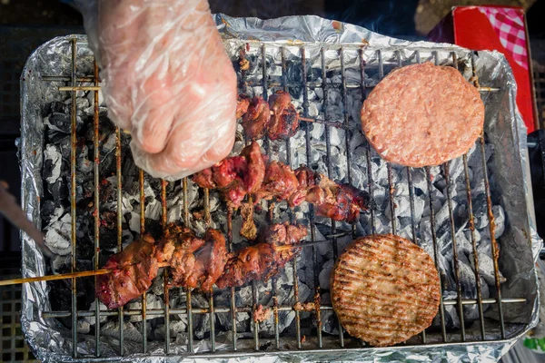 Diferentes tipos de carne são cozidos na grelha — Fotografia de Stock