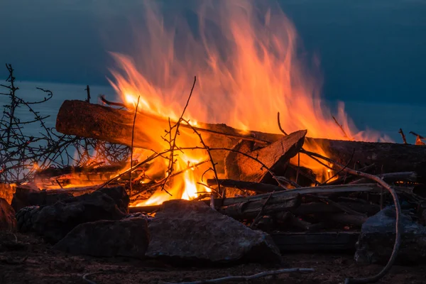 Plajda kamp ateşi alacakaranlıkta — Stok fotoğraf