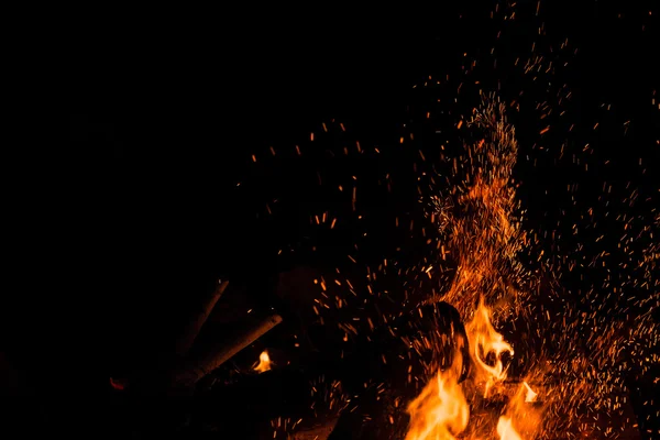 Sparks se odrážejí od táborového ohně v noci po protokolu vyvolána int — Stock fotografie