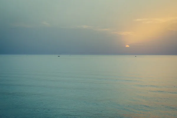 Sonnenuntergang über dem Meer. Silhouette von Booten am Horizont — Stockfoto