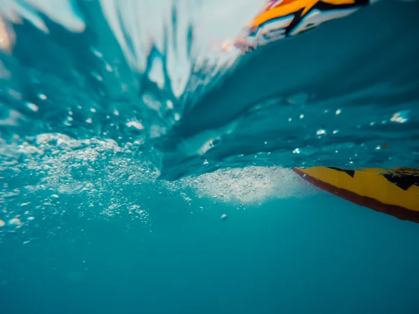 Podwodne widoki ruchome nadmuchiwane pierścień, że pływające w wodzie — Zdjęcie stockowe