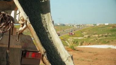 İnşaat İşçileri dökme beton yerdeki bir delik için Beton mikseri kamyonu inşaat sahasında üzerinden.