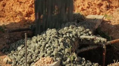 İnşaat İşçileri dökme beton yerdeki bir delik için Beton mikseri kamyonu inşaat sahasında üzerinden.