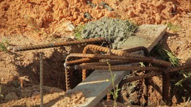 İnşaat İşçileri dökme beton yerdeki bir delik için Beton mikseri kamyonu inşaat sahasında üzerinden.