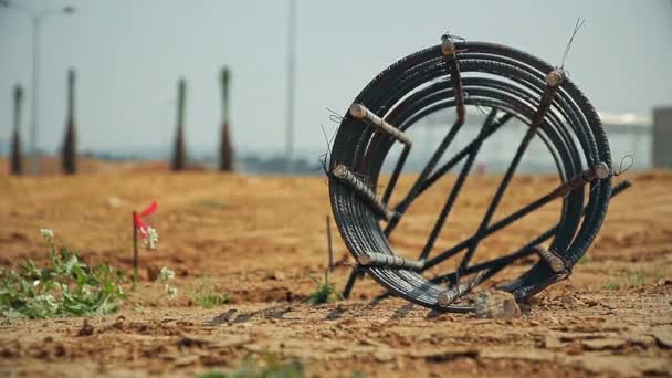 Stalen staaf gebruikt voor Polen bouw met versterken beton op bouwplaats — Stockvideo