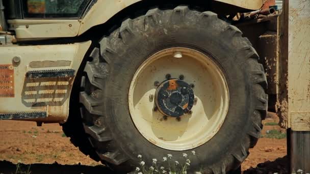 Roue du tracteur tournant dans le tracteur à air élevé au-dessus du sol — Video