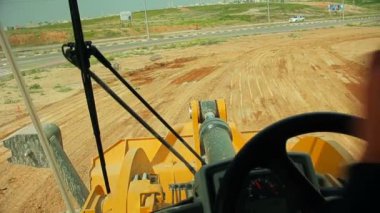 Traktör ile toprak bir inşaat alanında hareketli bir buldozer