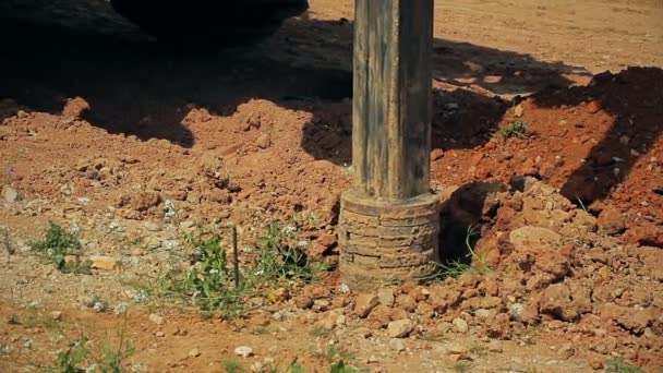 Bir inşaat sahasında Delme aygıtıyla traktör — Stok video