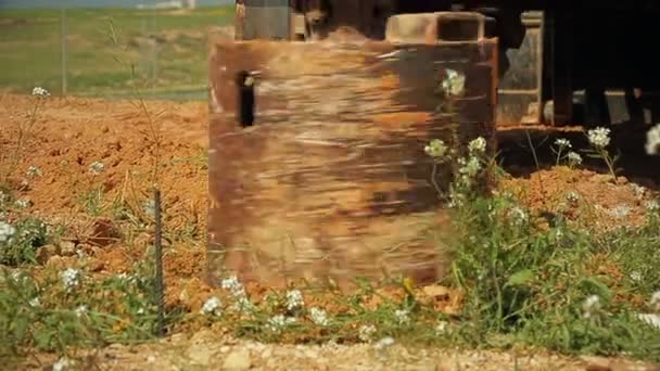 Tractor con un dispositivo de perforación en una obra de construcción — Vídeo de stock