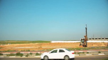 Bir inşaat sahasında Delme aygıtıyla traktör