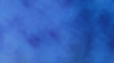 Sinir hücresi mikroskop - beyaz arka plan üzerinde soyut mavi noktalar altında