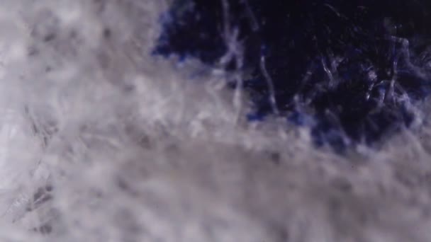 Droppande blått bläck på papper — Stockvideo