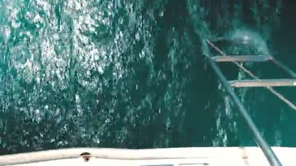 Вид сверху на корму яхты, которая плавает в море — стоковое видео