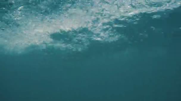 Vista submarina de la turbulencia con burbujas en movimiento — Vídeo de stock