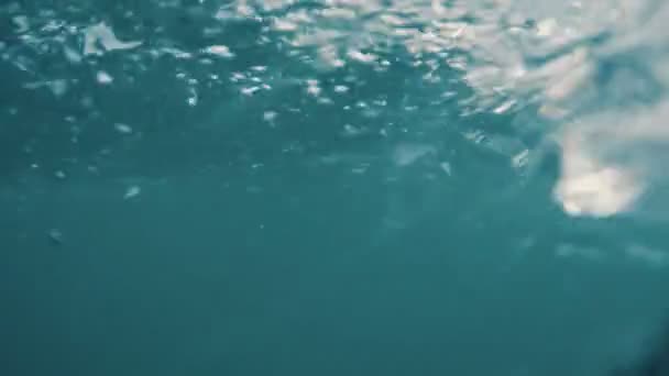 Underwater view of turbulence with bubbles in motion — Stock Video