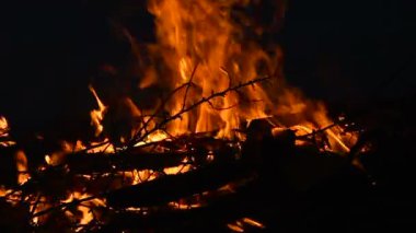 Günlük ahşap ve twigs geceleri - yavaş yanma ile kamp ateşi