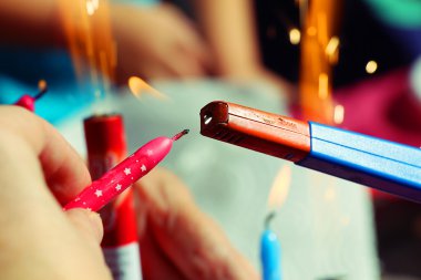 Birisi pembe doğum günü tutmadığı mum el ve yakın bir benzin daha hafif