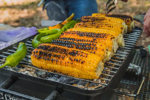 Corn and green chili pepper are cooked on the grill — Stock Photo, Image