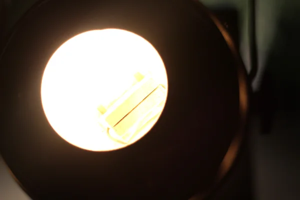 Luz iluminada desde la abertura en la parte posterior de un proyector — Foto de Stock