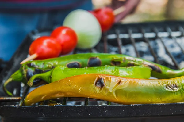 Tomaat, ui en groene chili peper worden op de grill gekookt — Stockfoto