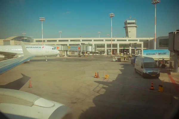 Air France avião comercial estacionamento e trilhos de carga nea — Fotografia de Stock