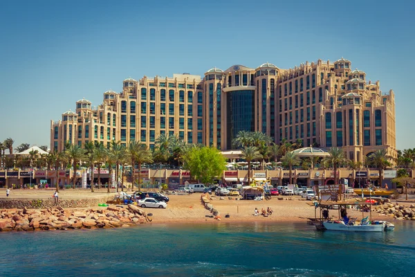 Hotel Hilton Eilat Queen of Sheba, shopping center and the beach — Stock Photo, Image