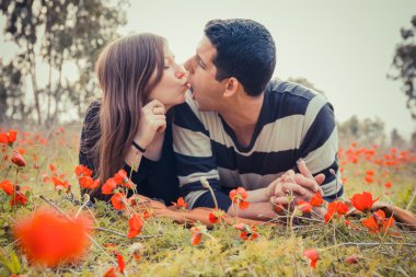 Genç çift aptal yapma birbirine döşeme onlar karşı karşıya 