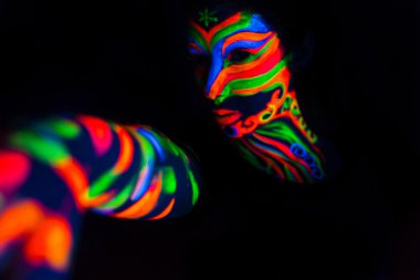 Kadınla yapmak kadar parlayan Uv floresan tozu sanat