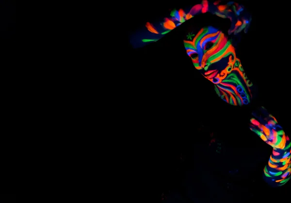 Жінка з макіяжем мистецтва сяючого ультрафіолетового флуоресцентного порошку — стокове фото
