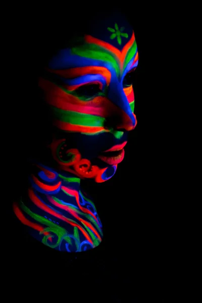 Женщина с искусством светящегося ультрафиолетового флуоресцентного порошка — стоковое фото
