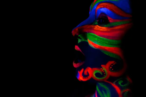 Mulher com compõem a arte de brilho em pó fluorescente UV — Fotografia de Stock