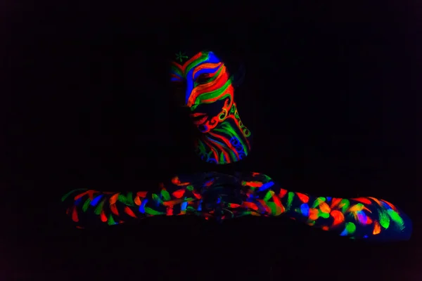 Mujer con maquillaje arte de brillante polvo fluorescente UV — Foto de Stock