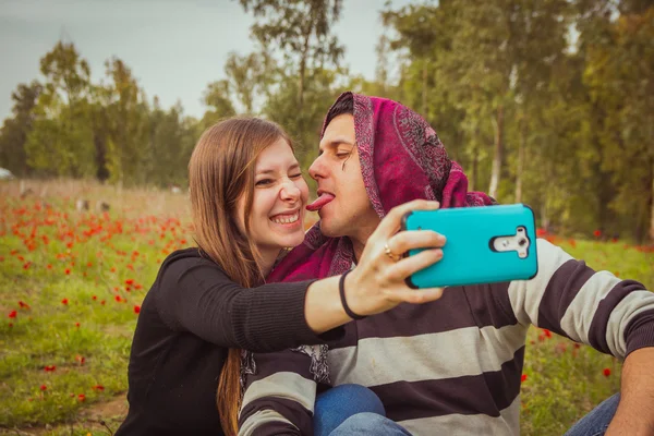 Coppia facendo facce stupide e divertenti mentre scattare foto selfie w — Foto Stock