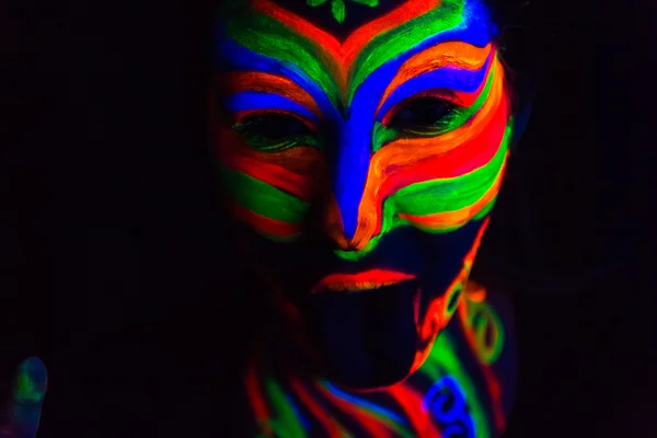 Женщина с искусством светящегося ультрафиолетового флуоресцентного порошка — стоковое фото