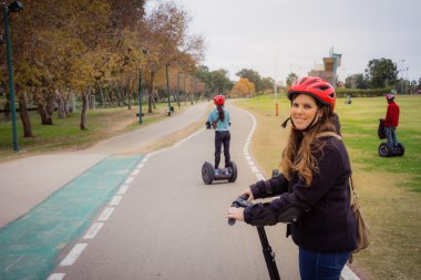 Bir grup insan Segway parkta beraber seyahat