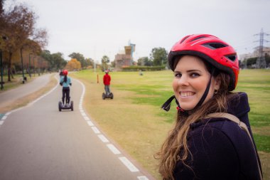 Bir grup insan Segway parkta beraber seyahat