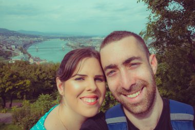Mutlu çift alarak selfie Budapeşte cityscape arka plan üzerinde kamera veya smartphone