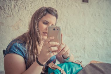 Kadın alarak resmi cep telefonu ile