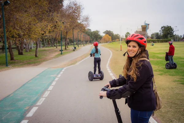 公園でセグウェイで移動する人々 のグループ — ストック写真