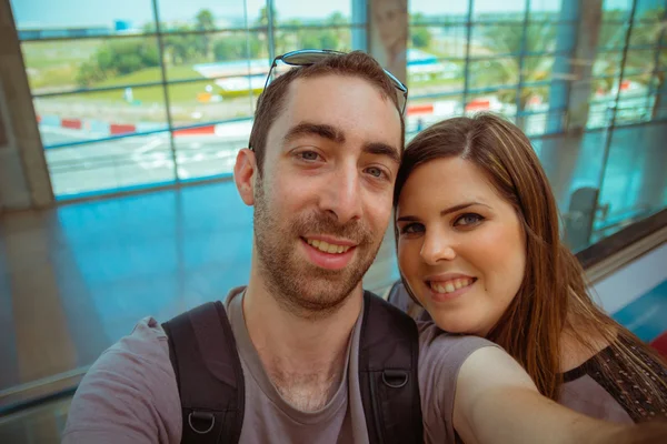 Mutlu çift alarak selfie kamera havaalanında veya smartphone