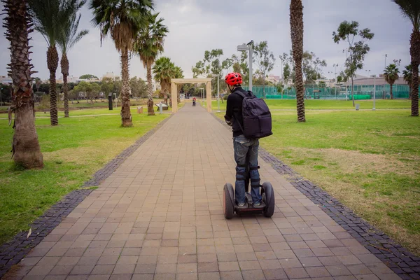 公園でセグウェイに乗って男 — ストック写真